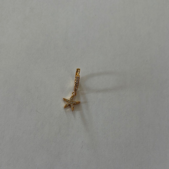 One gold tone starfish earring with pavè gemstone design (this is a single) - Picture 2 of 6